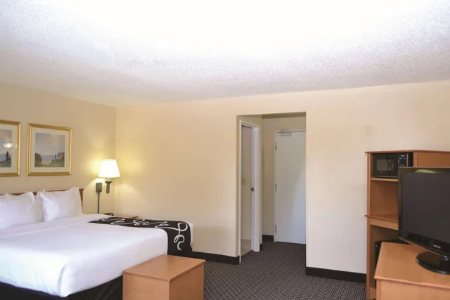 جناح ديلوكس بسرير كينج، La Quinta Inn & Suites by Wyndham Tampa Fairgrounds - Casino 1/3