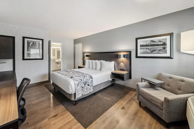 Standard, Queen Bed, Courtyard Area, Accessible، Best Western Plus Hilltop Inn 1/6