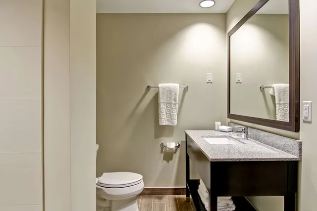 غرفة قياسية بسرير كينج بشرفة، Best Western London Airport Inn Suites 6/7