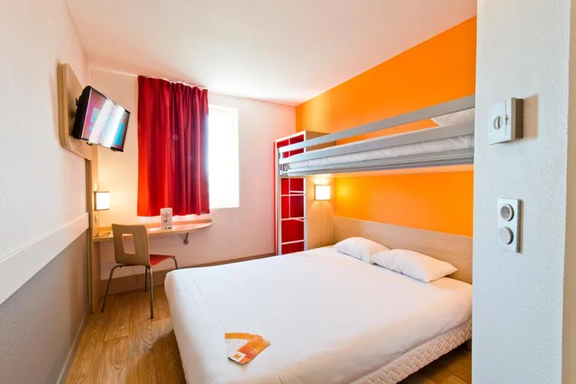 غرفة ثلاثية بسرير مزدوج وسرير فردي، Hotel Premiere Classe Sens Nord Saint Clement 3/10