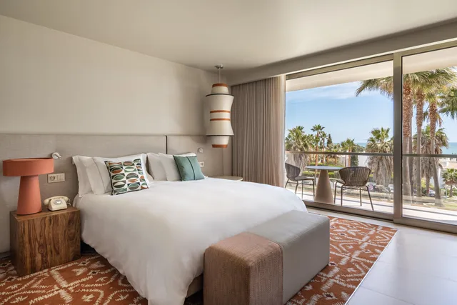 غرفة بريميوم عائلية بسرير كينج وسريرين منفصلين بإطلالة على الحديقة بحوض استحمام، Kimpton Atlântico Algarve, an IHG Hotel 1/6