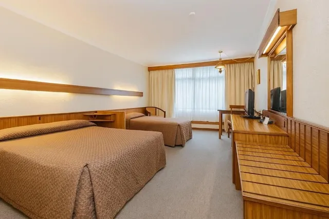 غرفة قياسية بسرير كوين وسرير فردي في الطابق العلوي، West Coaster Motel 5/7