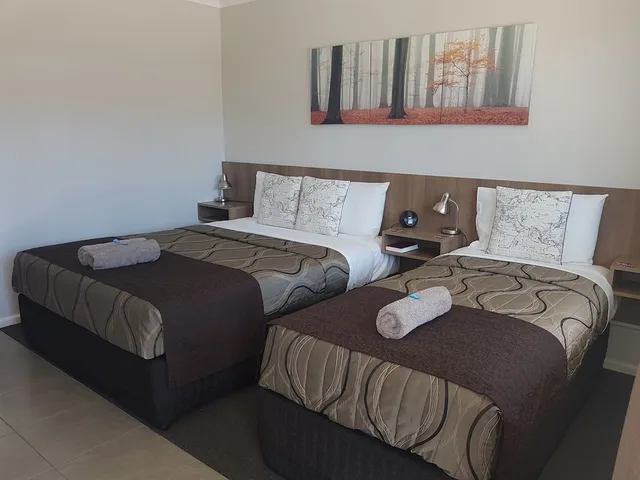 استوديو ديلوكس بسرير كوين وسرير فردي بمطبخ صغير، Main Street Motel 2/4