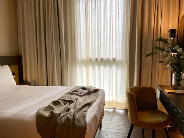 غرفة بسرير كوين، Litta Palace 1/4