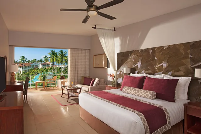 غرفة ديلوكس بسرير كينج بإطلالة على المسبح، Dreams Royal Beach (former Now Larimar) 1/4