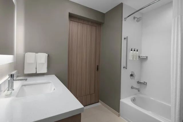 جناح بسريرين كوين مع سرير سحّاب إضافي، SpringHill Suites by Marriott Myrtle Beach Oceanfront 2/2