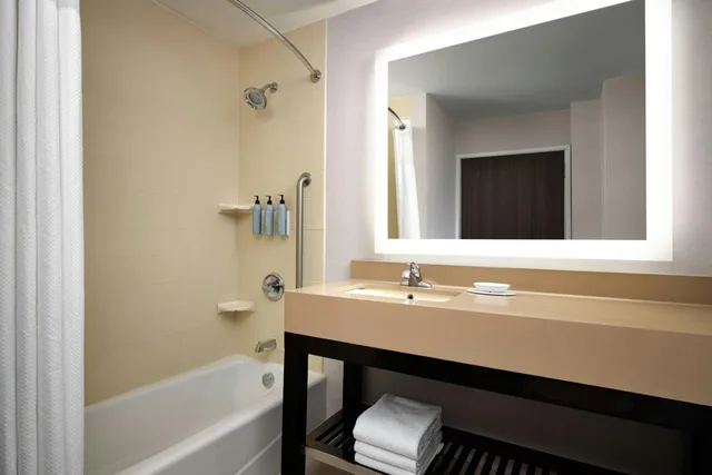 غرفة كبيرة بسرير كوين، Courtyard By Marriott Dallas Dfw Airport North Grapevine 10/10