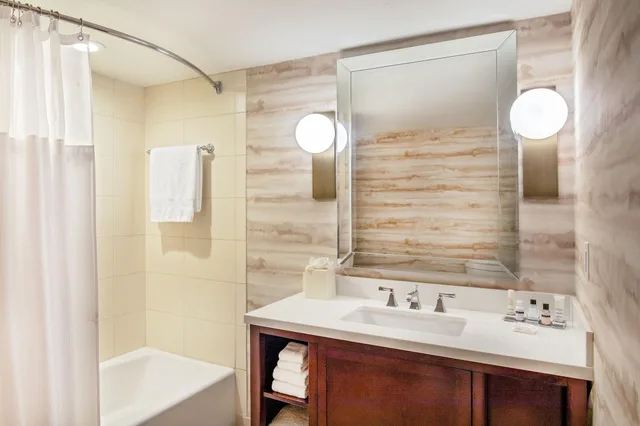 جناح بسرير كينج، PEORIA MARRIOTT PERE MARQUETTE 7/7