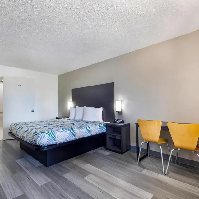 غرفة بسرير كينج لغير المدخنين، Motel6 Lake Charles, LA 1/10