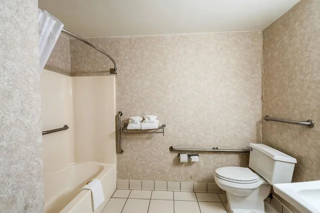 Standard, 2 Queen Beds, Quality Inn Solomons - Beacon Marina 4/4