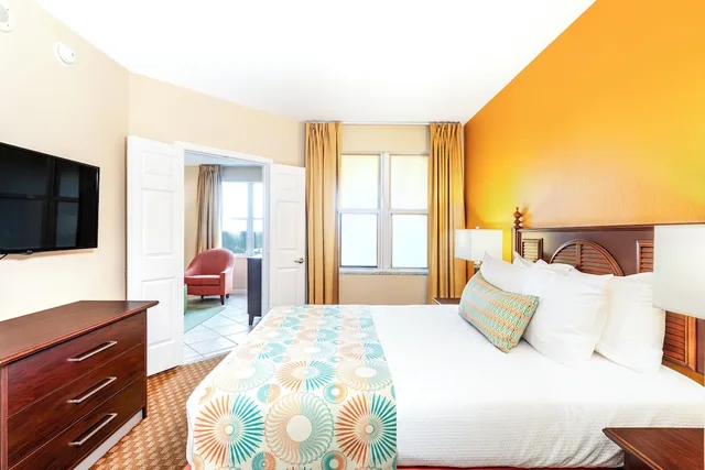 جناح بسرير كوين بإطلالة على المسبح بغرفة نوم واحدة، Vacation Village At Weston 1/6