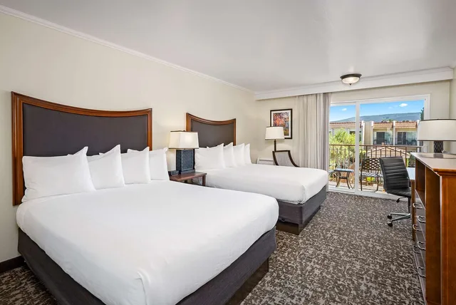 غرفة بسريرين كوين بإطلالة على المسبح بشرفة، Best Western Plus Royal Oak Hotel 1/3