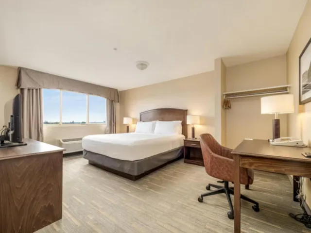 Room, King Bed, HOLIDAY INN LETHBRIDGE 7/10