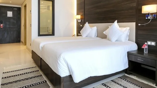 غرفة قياسية بسريرين مزدوجين مع أريكة، Radisson Hotel Sfax 1/1