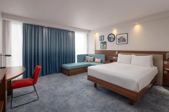 Room, Queen Bed, Runway View, Sofa, Accessible، Hampton By Hilton London Stansted Airport 7/10