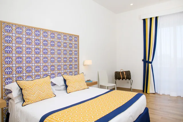 غرفة كومفورت سوبيريور بإطلالة على البحر بشرفة، Hotel Miramare Sorrento 1/4