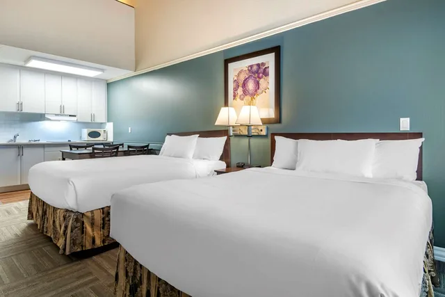 Efficiency, 3 Queen Beds، Econo Lodge Inn & Suites Kelowna 2/2