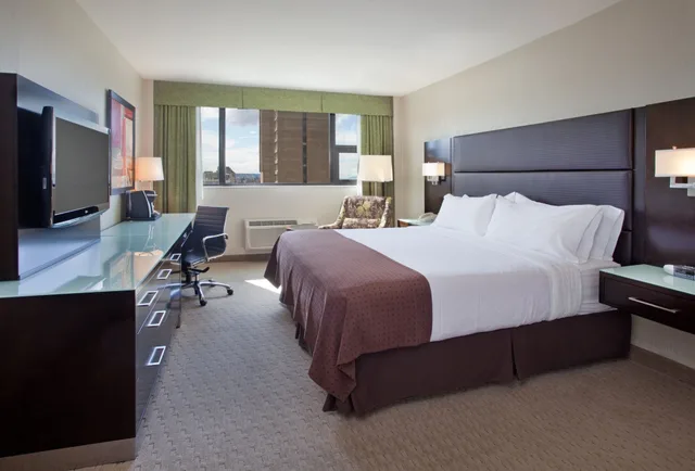 غرفة قياسية بسرير كينج، Holiday Inn Vancouver Centre 3/7