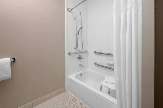جناح بسرير كينج مع أريكة لذوي الإعاقة، Springhill Suites Chicago Ohare By Marriott 2/2
