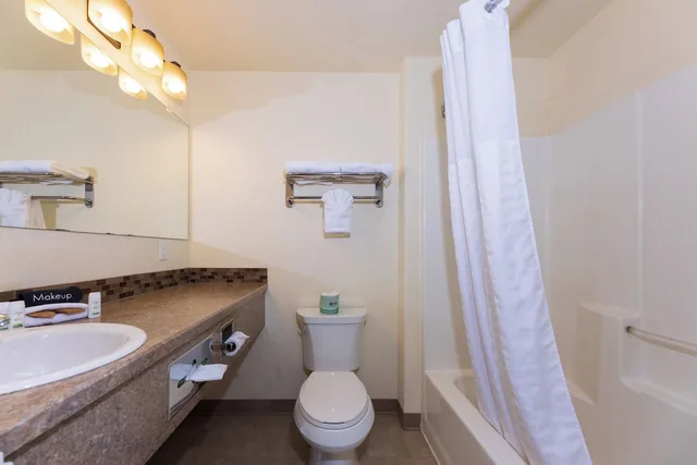 غرفة بسرير كوين بمطبخ صغير، Gateway Inn 4/5