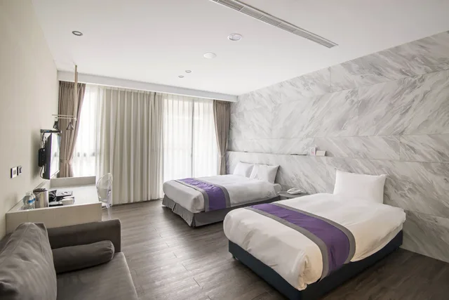 غرفة ديلوكس ثلاثية بسرير مزدوج وسرير فردي، Hotel Hsr Hesper - Taichung 1/4