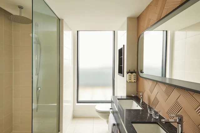 Renovated, King Bed, City View, Balcony, Corner، Indigo Hotel Newcastle 4/4