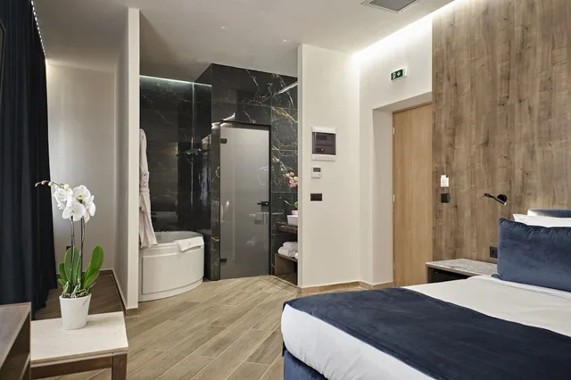 Royal, Blue, Suite, King Bed, Hot Tub، Athens The L7 Str - Luxury Boutique Collection Hotel 10/10