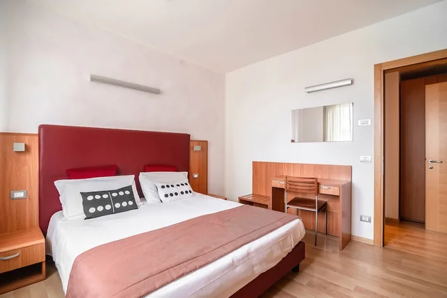 1 Bedroom, Medium, Classic, Suite, Apartment, 1 Queen and 1 Single Bed, Sofa, Balcony, Domino Suite Hotel 2/4