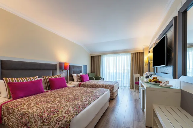 غرفة قياسية بسرير مزدوج وسرير فردي بإطلالة جزئية على البحر، Orange County Belek 3/10