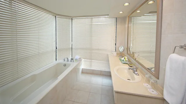 جناح بسرير فردي بإطلالة على البحر بغرفتي نوم مع دخول صالة النادي، Intercontinental Miramar Panama 2/2