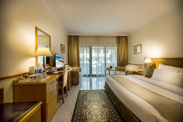 غرفة قياسية بسرير كينج مع أريكة، Golden Tulip Nizwa Hotel 1/7