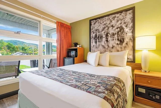 غرفة بسرير كوين بإطلالة على المسبح، Super 8 By Wyndham Lake George/Downtown 2/4