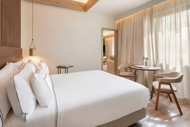 2 Bedrooms, Master, the Level, Suite, 2 King Beds، Melia Granada 2/5
