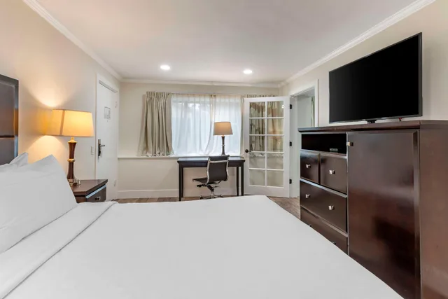 جناح، Best Western Carmel S Town House Lodge 2/3