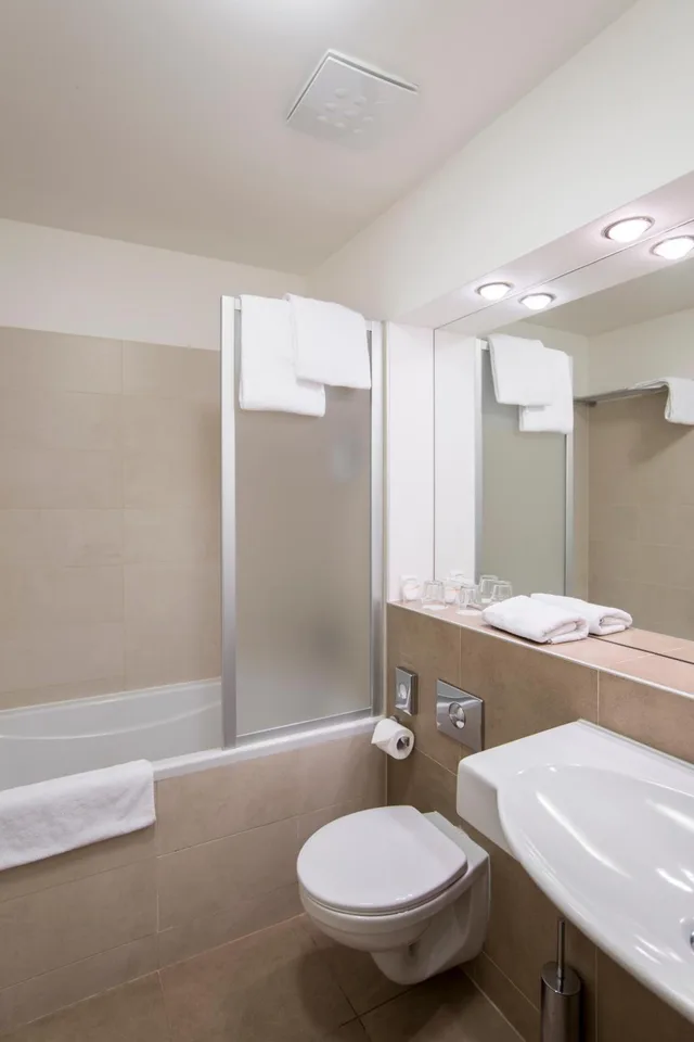 غرفة ثلاثية، Hotel Pav 9/10