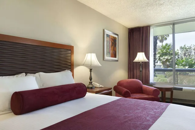 غرفة بسرير كينج بإطلالة على الفناء، Ramada By Wyndham Sunnyvale/Silicon Valley 2/4