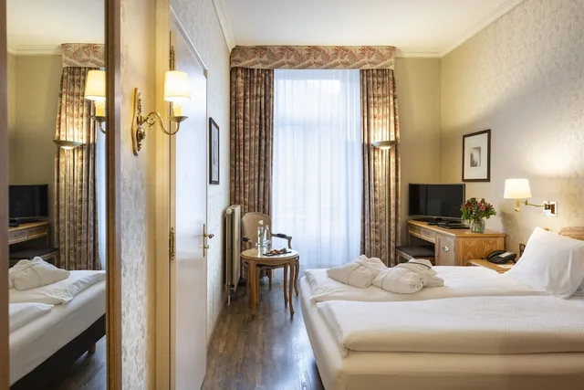 غرفة مزدوجة بسرير كوين بشرفة، Grand Hotel Beau Rivage 1/1