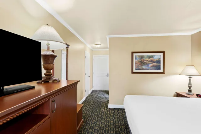 Room, King Bed, Creek Side, Pet Friendly, Best Western Miner's Inn 2/2