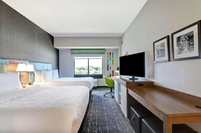 غرفة بسرير كينج وسريرين كوين، Hampton Inn St Catharines Niagara On 3/10