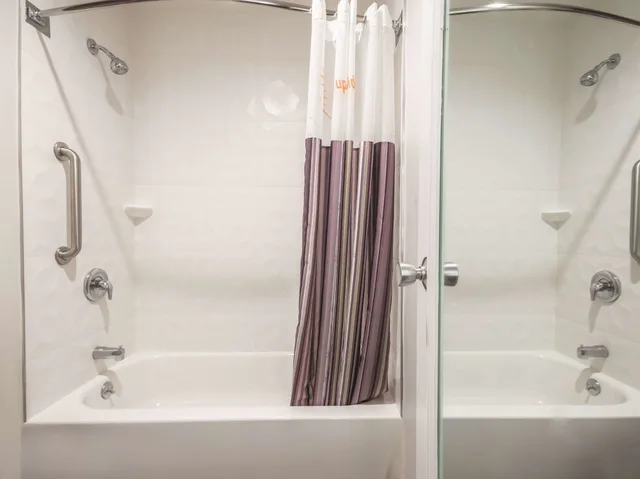 جناح ديلوكس بسرير كينج مع أريكة، La Quinta Inn & Suites by Wyndham Hartford - Bradley Airport 5/6