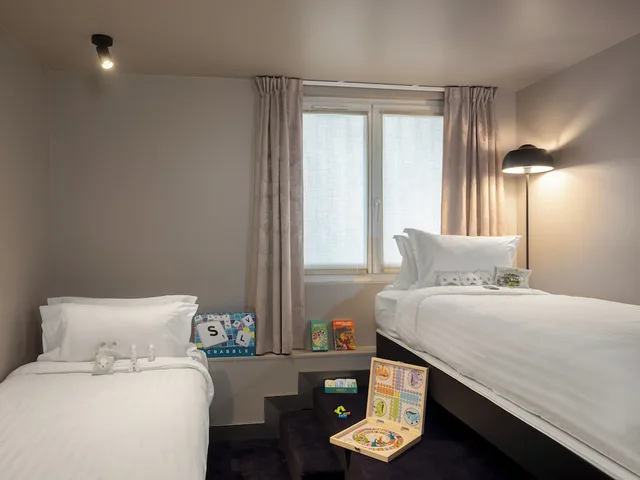 غرفة ديلوكس رباعية بسرير كوين وسريرين منفصلين، Grand Hotel Lafayette Buffault 2/3