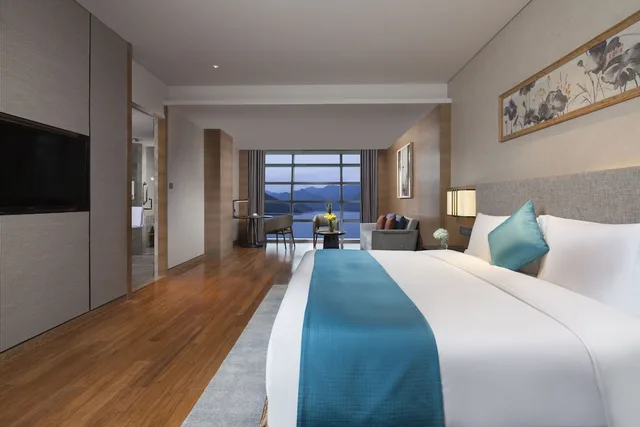 جناح بسرير كينج بإطلالة على البحيرة بغرفة نوم واحدة بمنطقة جلوس، Crowne Plaza Hangzhou Thousand Island Lake 1/5