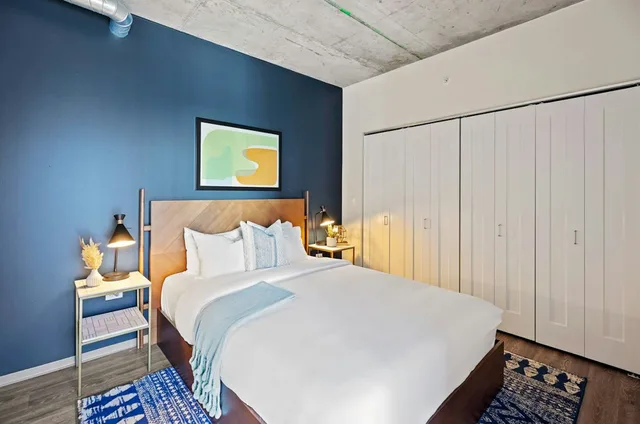 جناح بسرير مزدوج، Placemakr Premier SoBro 1/3