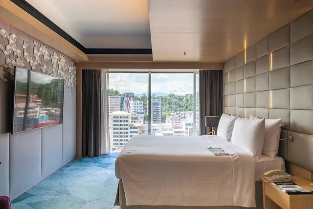 غرفة بسرير كينج بإطلالة على المدينة، LE MERIDIEN KOTA KINABALU 3/6