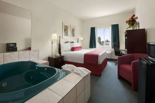 جناح استوديو بسرير كينج مع أريكة، Days Inn & Suites By Wyndham Romeoville 3/5