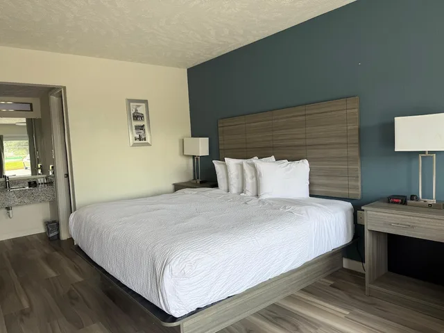 غرفة بسرير كينج، Baymont by Wyndham Lumberton NC 1/2