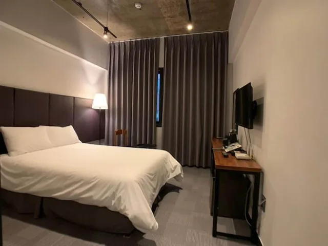 غرفة قياسية بسرير مزدوج، Renaissance Hotel - Hostel 1/5