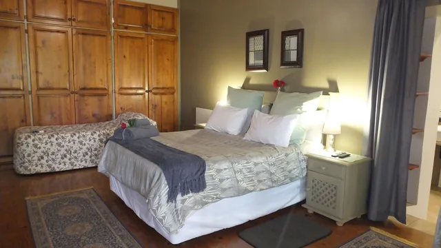 Carlow, 1 Queen and 1 Single Bed، Dublin Guest Lodge 1/2