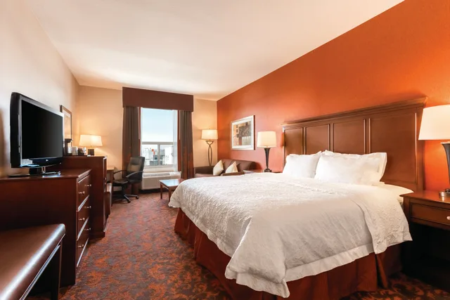 غرفة بسرير كينج مع أريكة، Hampton Inn By Hilton Edmonton/South Alberta Canada 1/2