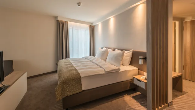 غرفة بريميوم بسرير كينج مع أريكة، Holiday Inn Hamburg Berliner Tor 5/7